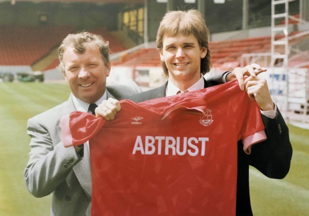 Aberdeen manager Alex Smith and Theo ten Caat holding an Aberdeen jersey.